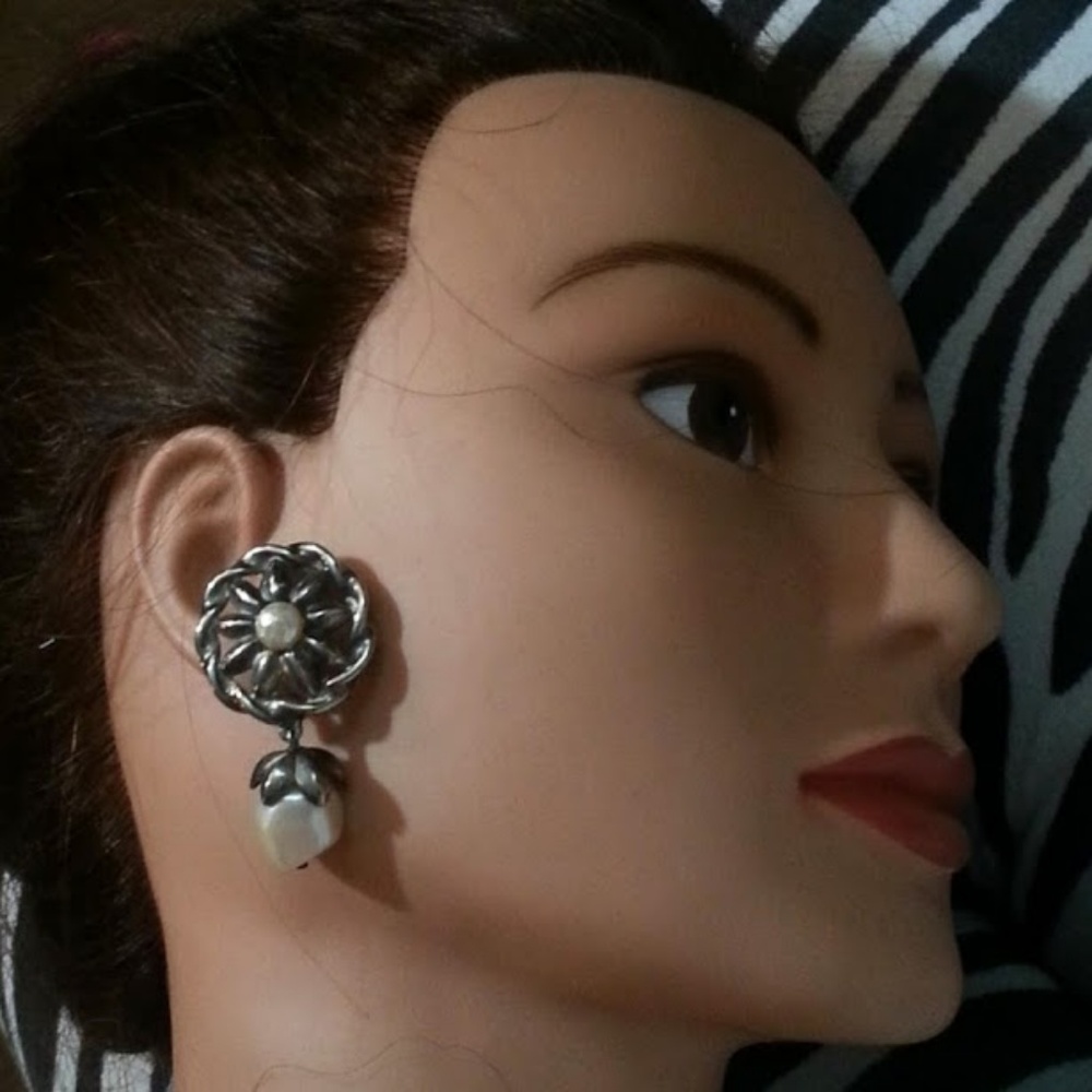 Givenchy Vintage silver plated wheel w/pearl dangle clip-on earrings 2" RARE - Picture 3 of 5